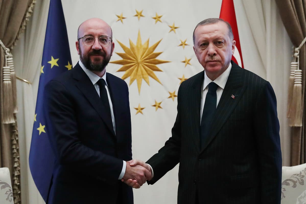 Kuvassa Turkin presidentti Erdogan ja Euroopan neuvoston puheenjohtaja Charles Michel kättelevät.