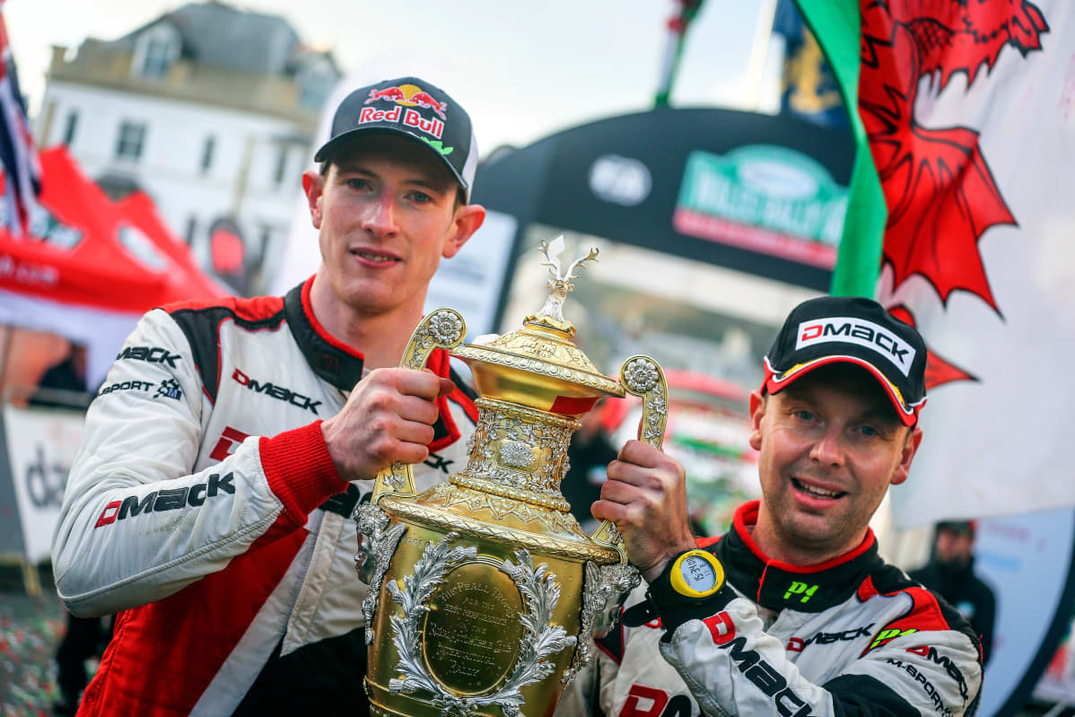 Elfyn Evans ja Daniel Barritt juhlivat voittoa Walesin MM-rallissa 2017.