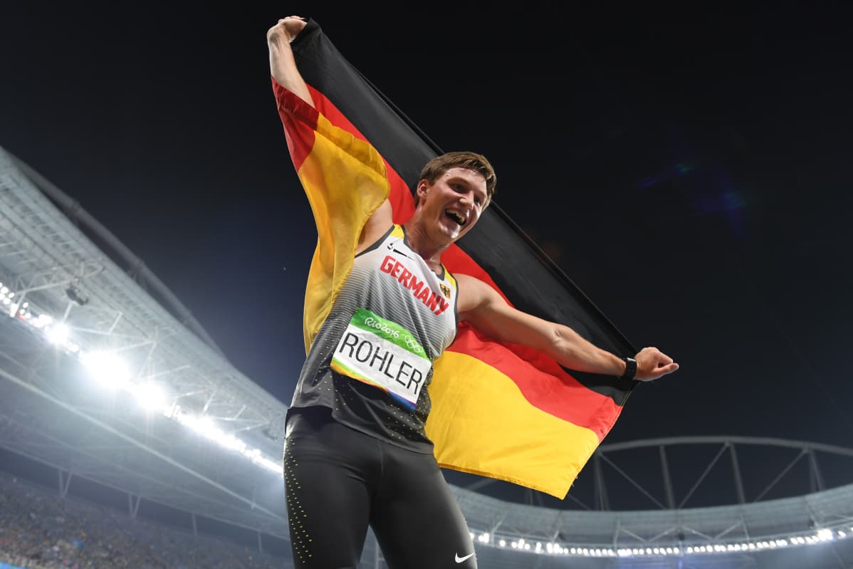 Thomas Röhler juhli olympiavoittoa Rio de Janeiron kesäkisoissa 2016.
