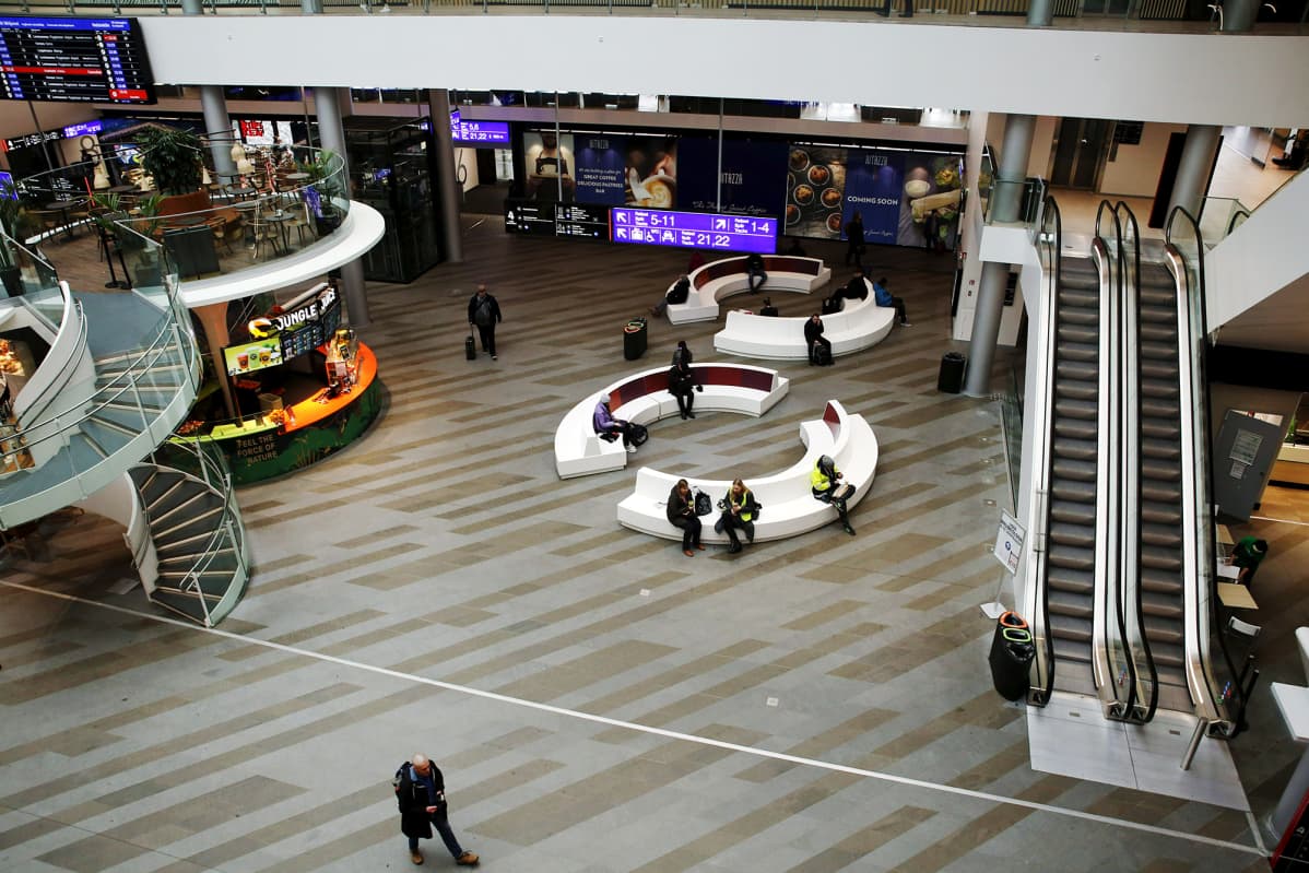 Mall of Tripla -kauppakeskuksen hiljainen aula tiistaina.