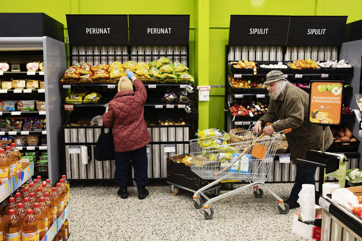 Pirkko ja Heikki Savolainen asioivat tiistaina Äänekoskella K-Supermarket Suosikissa.