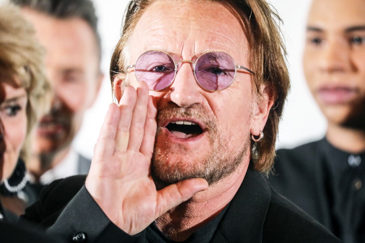 Bono poseeraa valokuvaajille Ranskassa.