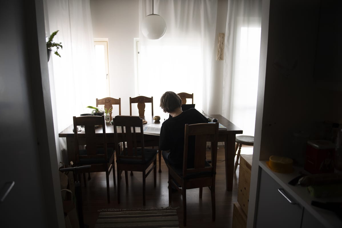 Lapsi opiskelee kotonaan.