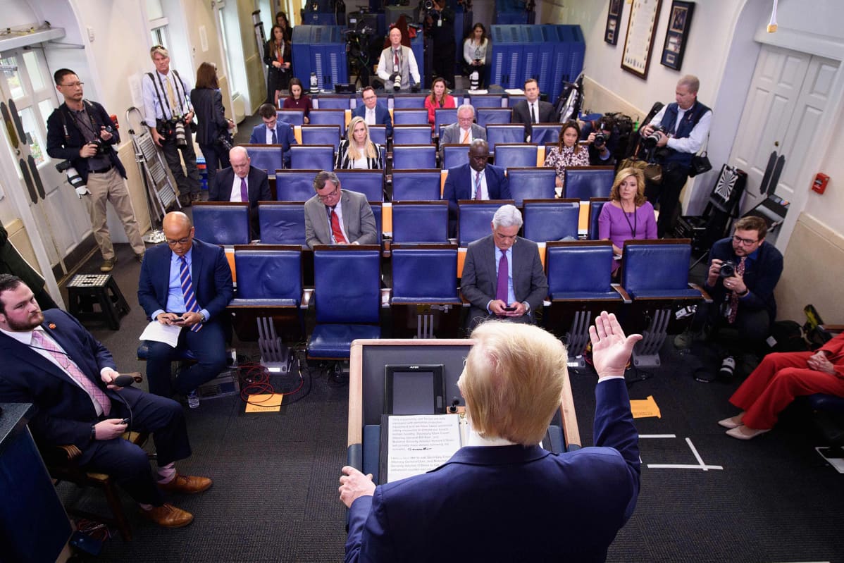 Donald Trump puhuu Valkoisessa talossa.