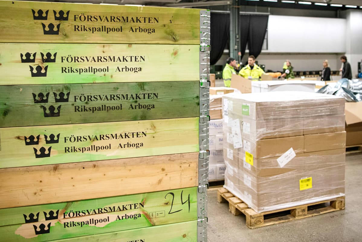 Ruotsin armeijan henkilökuntaa messukeskukseen rakenteilla olevassa kenttäsairaalassa Tukholmassa.