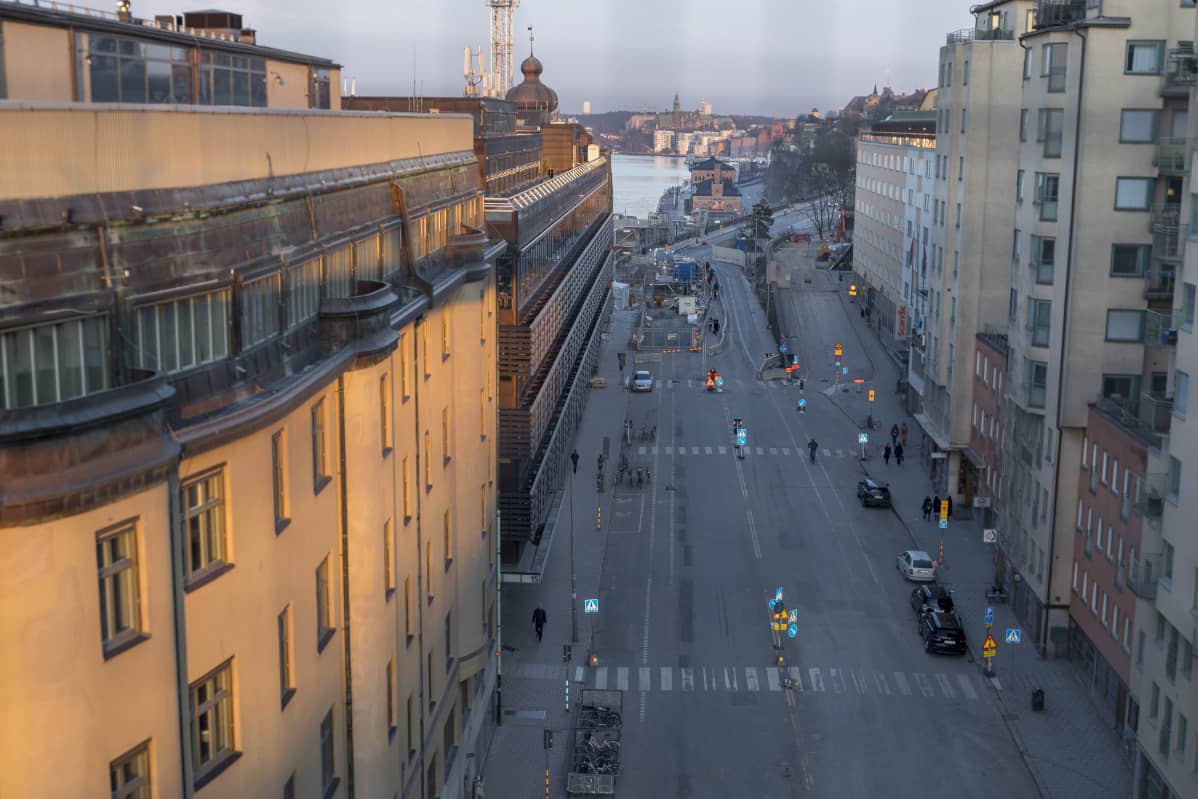 Koronaviruspandemia on alkanut tyhjentää ruotsalaiskaupunkien katuja.