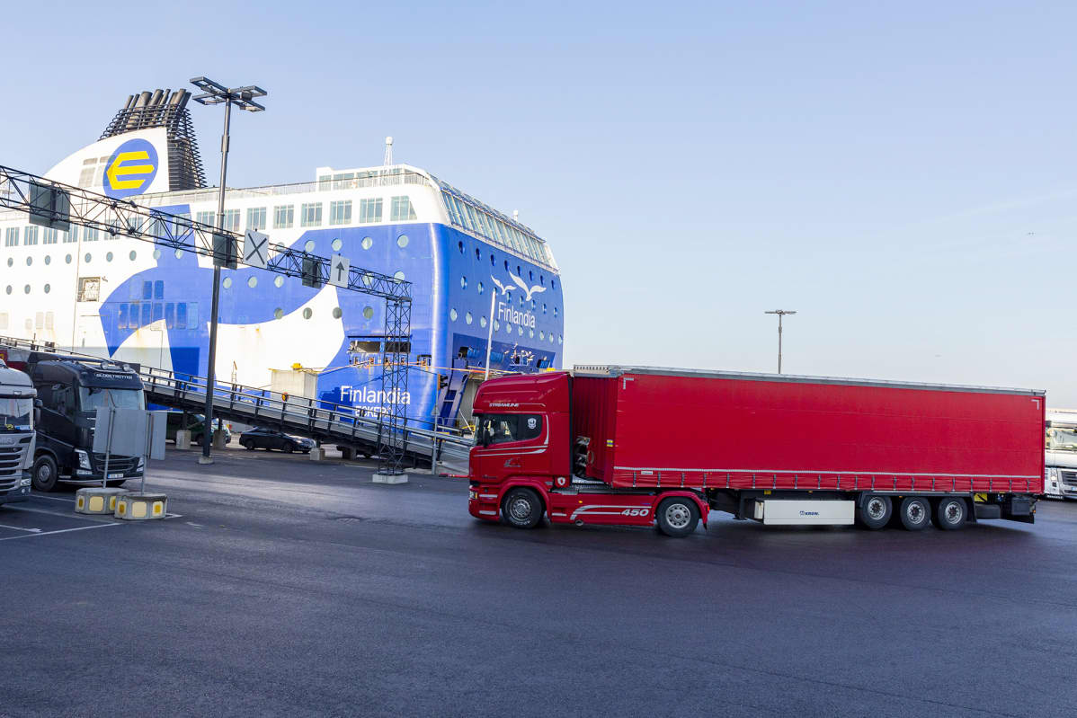 Eckerö Linen m/s Finlandia ja rekka Helsingin Länsisatamassa.
