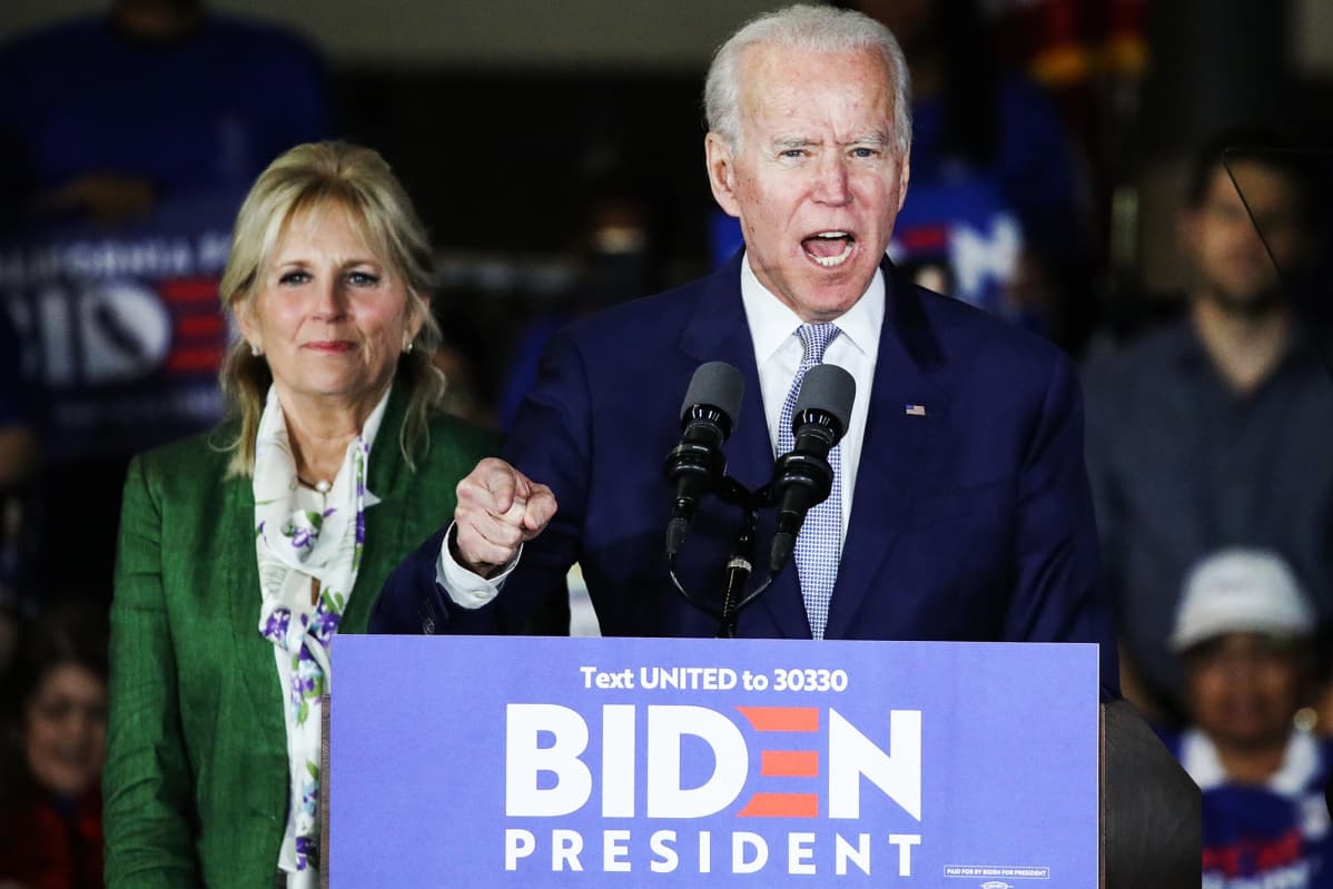 Kuvassa on Joe Biden vaimonsa Jillin kanssa vaalitilaisuudessa maaliskuun alussa.