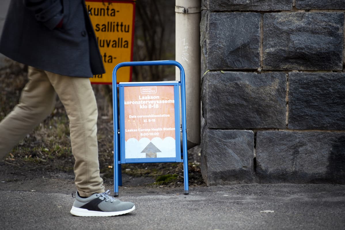 Laakson koronaterveysasemalle ohjaava kyltti.