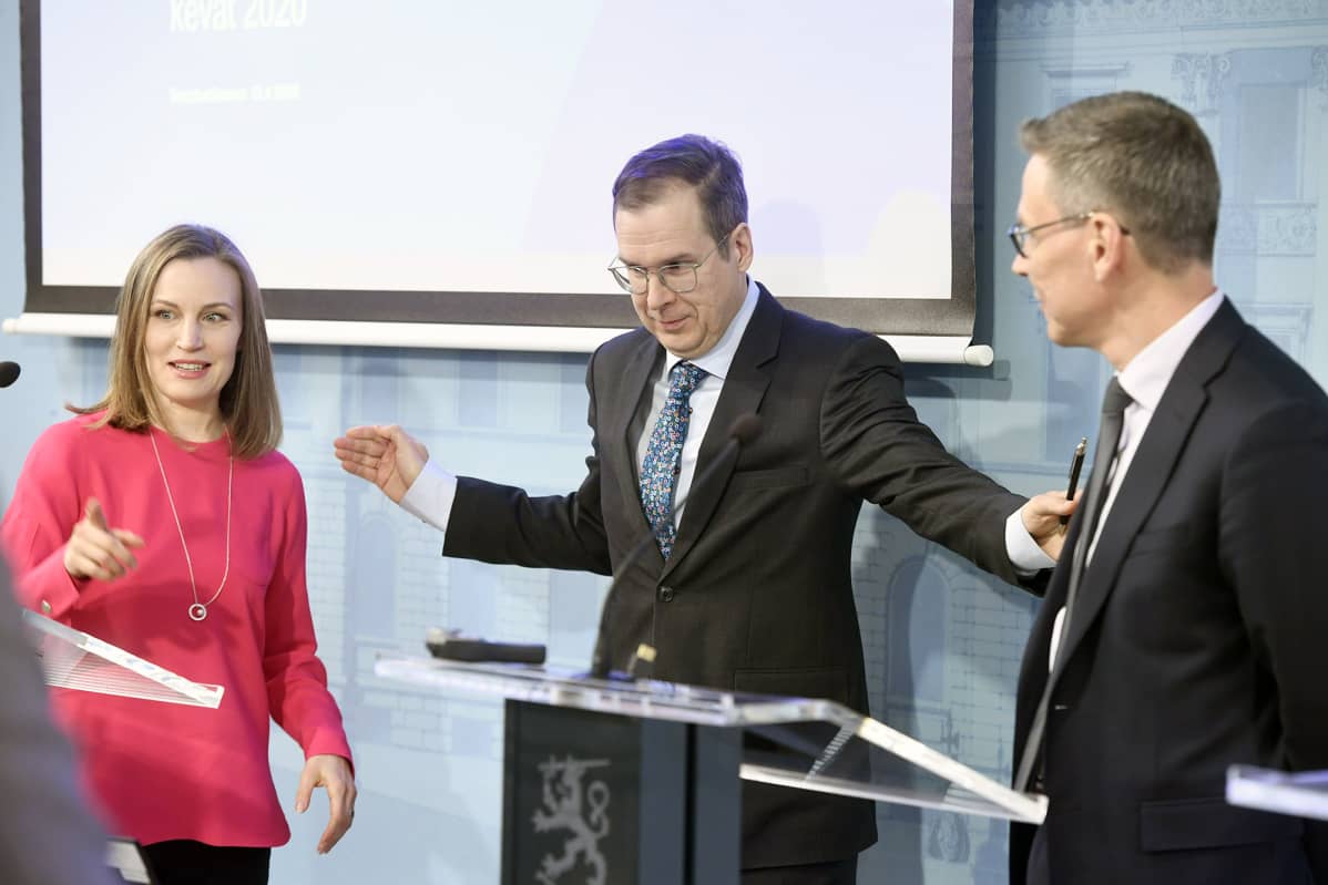 Finanssineuvos Marja Paavonen, finanssineuvos Jukka Railavoja ylijohtaja, osastopäällikkö Mikko Spolander valmistautuvat valtiovarainministeriön taloudellisen katsauksen julkistukseen Helsingissä.