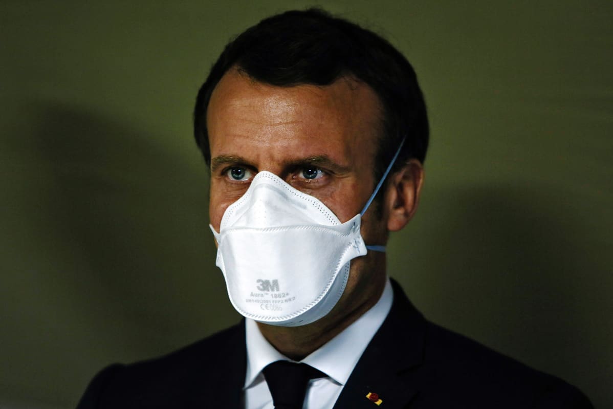 Kuvassa on hengityssuojainta käyttävä Emmanuel Macron.