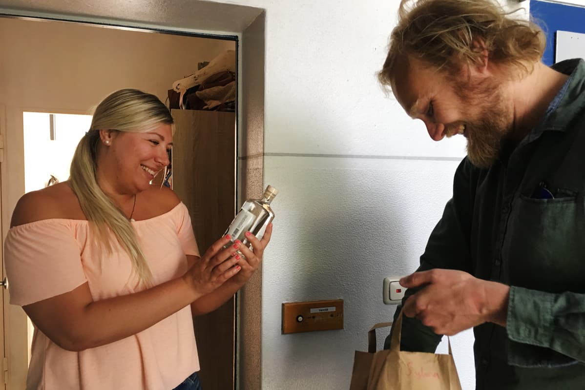 Perillä. Oskari Lampisjärvi toimitti gininä Sylviä Vermilälle. Hotellialalla työskentelevä Vermilä tekee koronakriisin vuoksi lyhennettyä työviikkoa miljoonien saksalaisten tavoin.