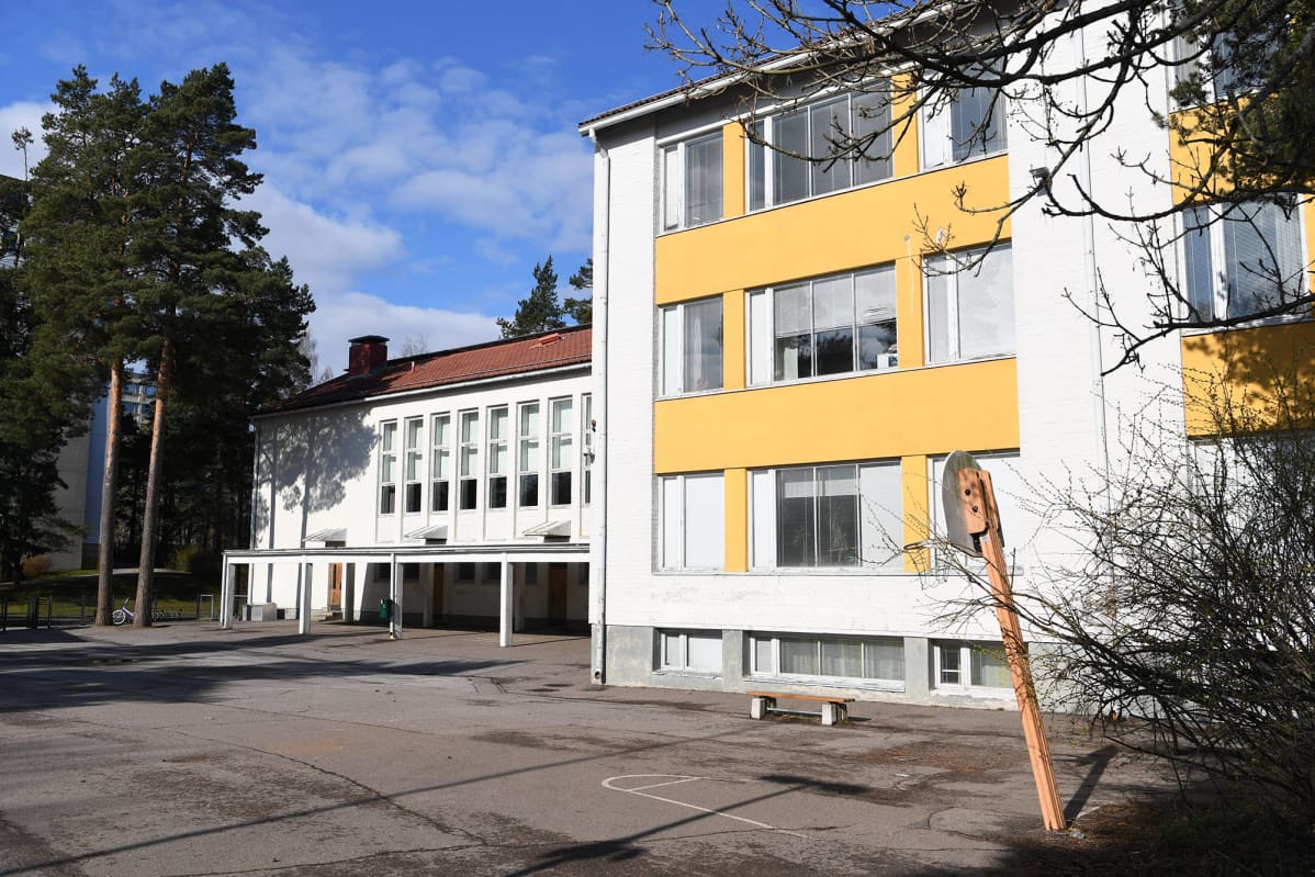 Pitäjänmäen peruskoulu tyhjillään Helsingissä.