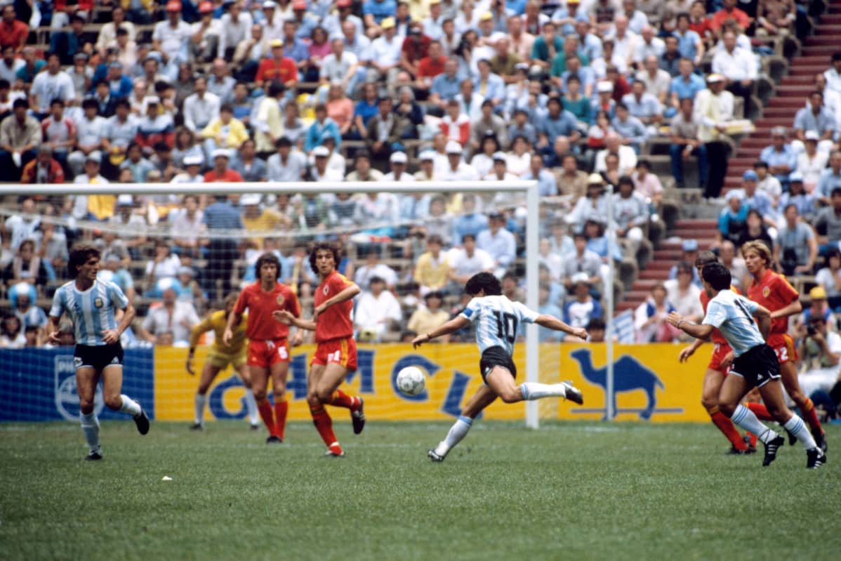 Maradona Belgiaa vastaan.