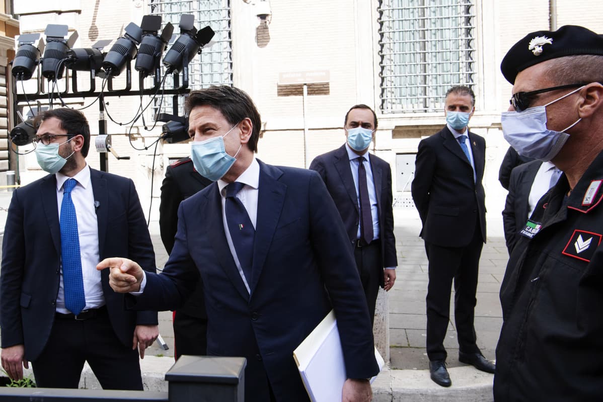 Kuvassa on Giuseppe Conte.