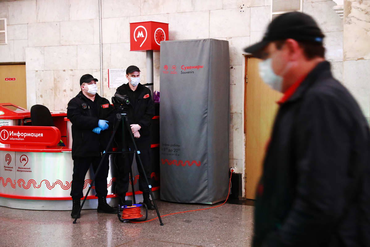 Kasvosuojien käyttö tuli Moskovan metrossa pakolliseksi 12.5.2020.