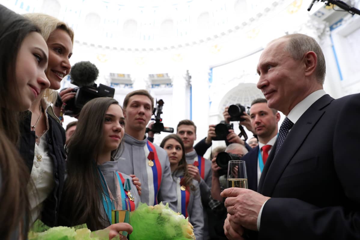 Eteri Tutberidzen suojattien menestys on noteerattu vuosien saatossa Venäjän poliittisessa eliitissäkin. Presidentti Vladimir Putin onnitteli Tutberidzea hyvin tehdystä työstä Pyeongchangin olympialaisissa vuonna 2018.