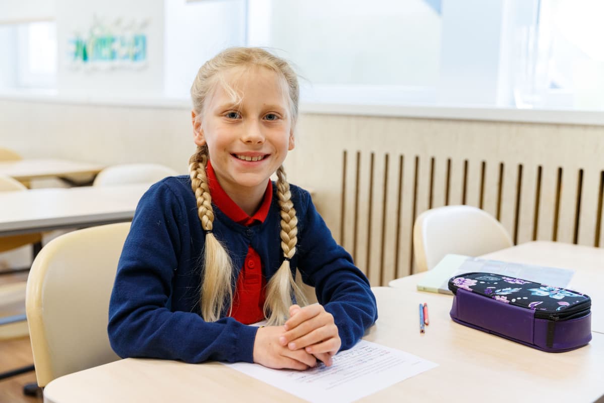 Eleanora Lindson mielestä parasta koulussa on kavereiden näkeminen.