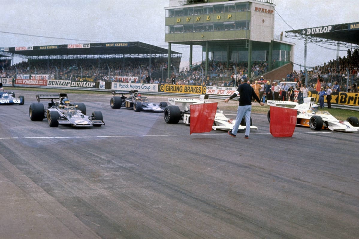 F1-autot valmiina lähtöön vuonna 1973.