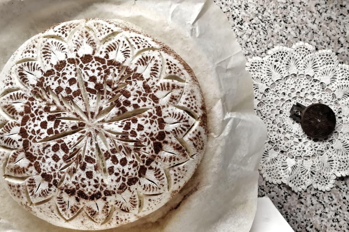 Hankolaisen Mia Nybergin leipoma ja koristelema hapanjuurileipä.