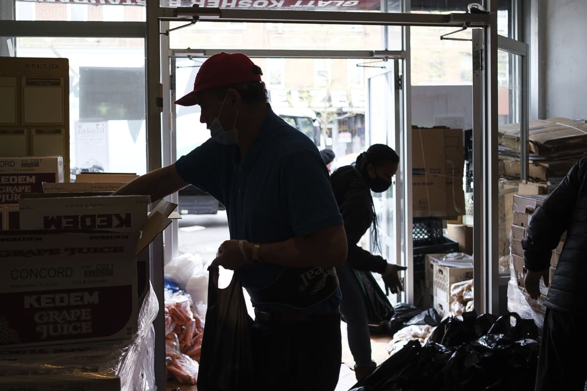 Kuvassa työntekijät kokoavat ruokakasseja jaettavaksi New Yorkissa.