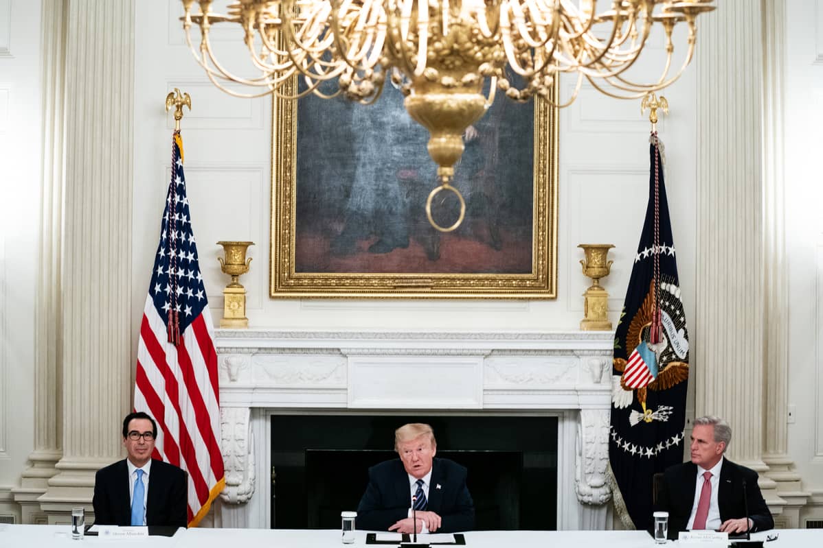 Kuvassa ovat Steven Mnuchin, Donald Trump ja Kevin McCarthy.
