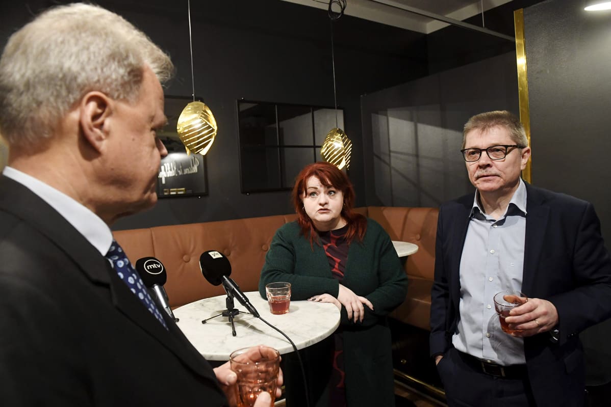 Kuvassa keskustelevat Olli Luukkainen, Millariikka Rytkönen ja Markku Jalonen.