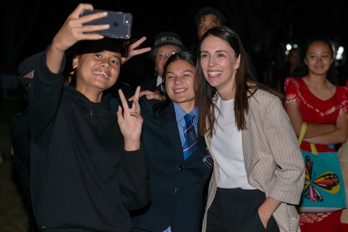 Jacinda Ardern ja koululaiset ottavat yhteiskuvaa