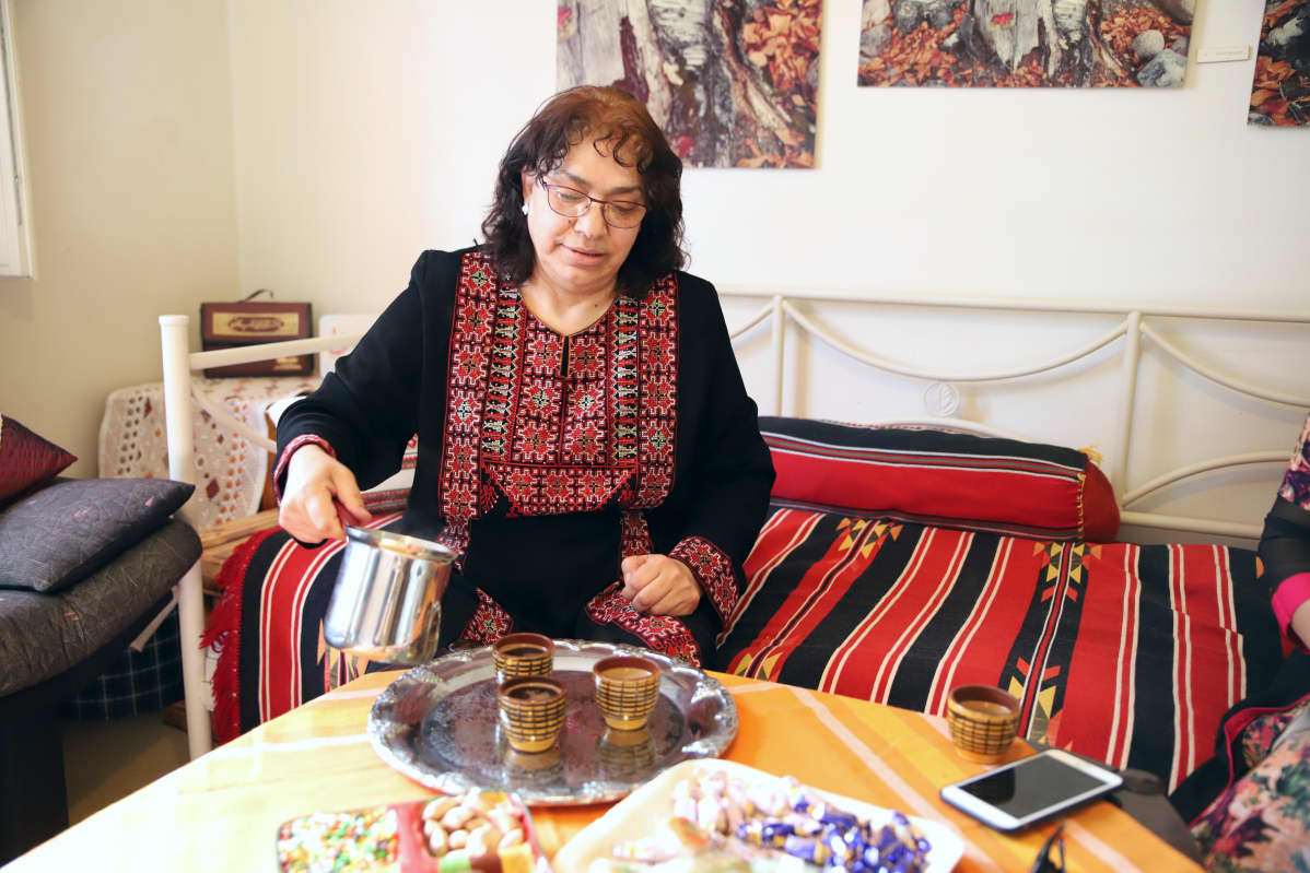 Rovaniemellä asuva palestiinalaisnainen Yoursa Alasaad vetäytyi koronarajoitusten alkaessa kotiinsa.