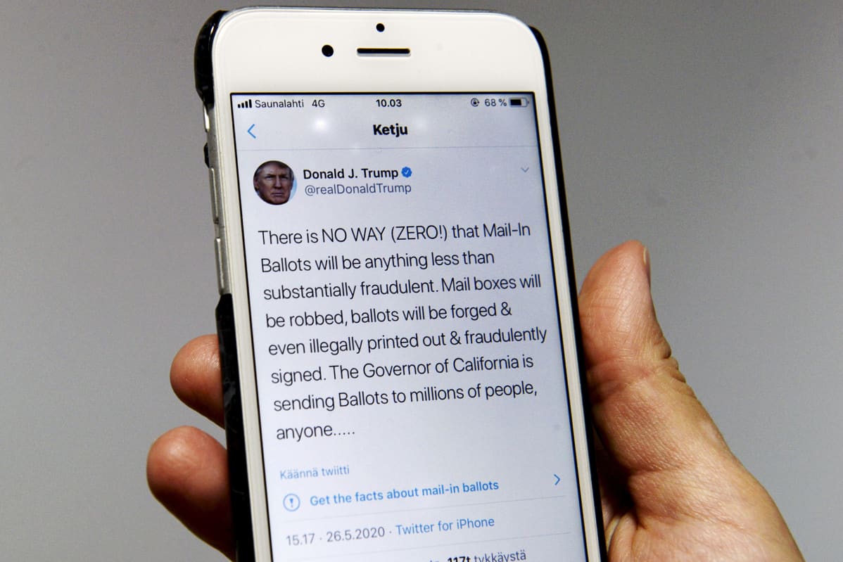 Kuvassa henkilö katsoo Yhdysvaltain presidentti Donald Trumpin Twitter-tiliä älypuhelimen näytöltä.