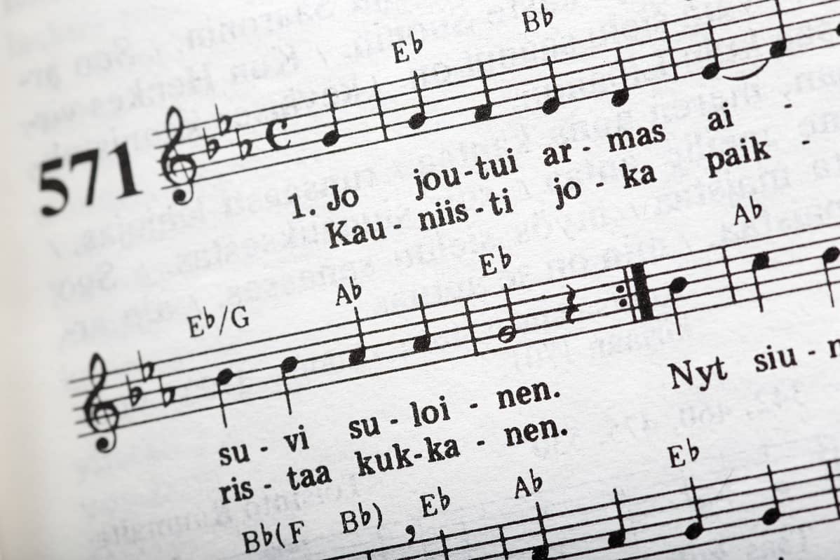 Kuvassa on Suvivirsi virsikirjassa.
