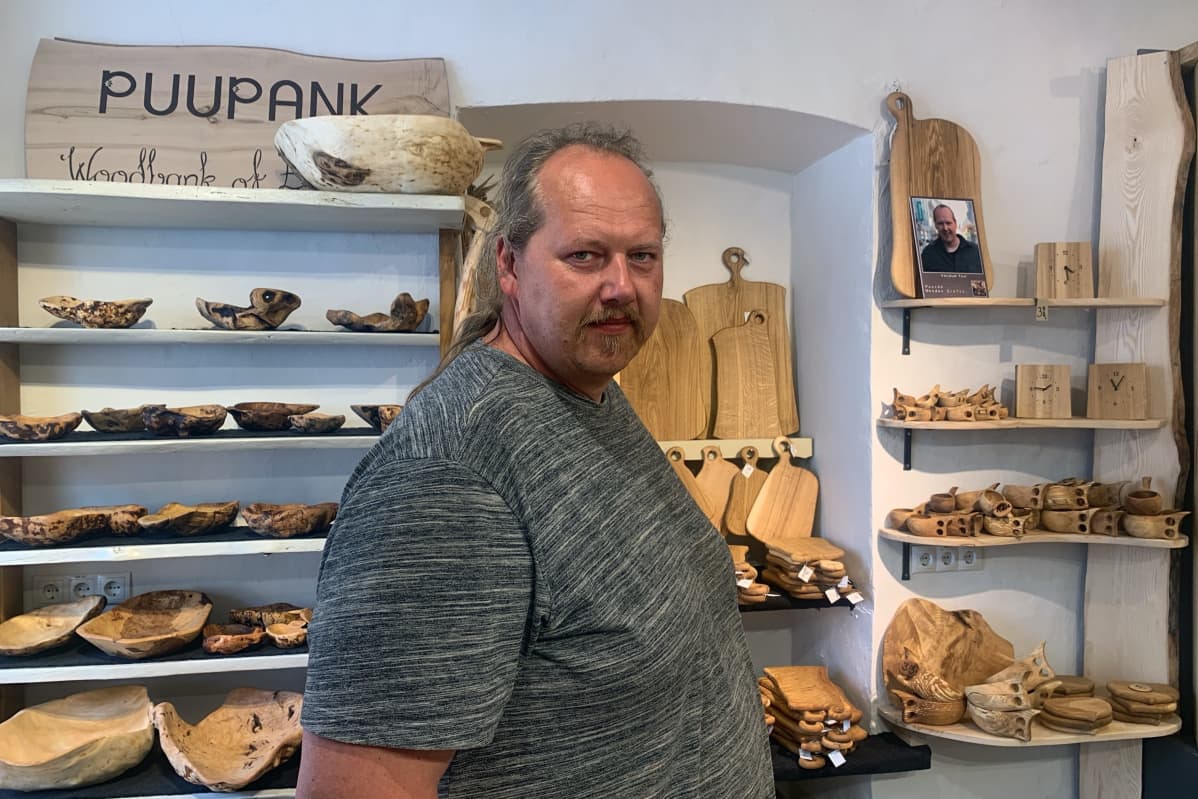 Puukäsityöläinen Valdur Tilk toivoo, että suomalaiset uskaltautuisivat pian matkustamaan Viroon.
