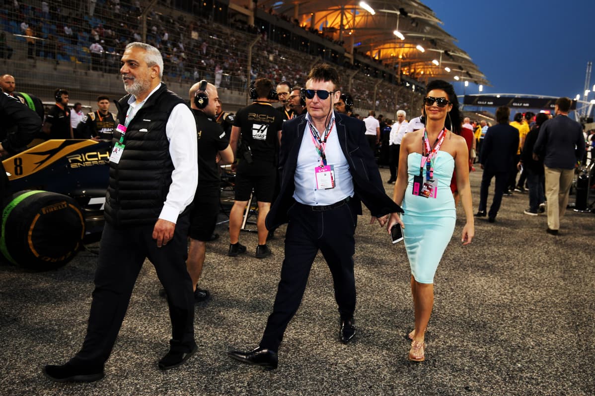 Jimmy White vieraili Bahrainin F1-radan lähtösuoralla ennen vuoden 2019 GP:n starttia.