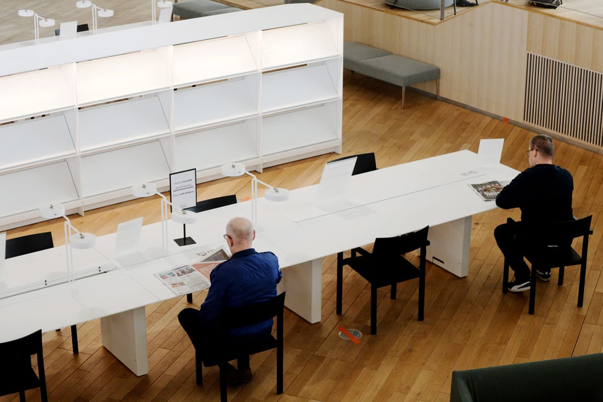 Asiakkaita keskustakirjasto Oodissa Helsingissä 1. kesäkuuta 2020.