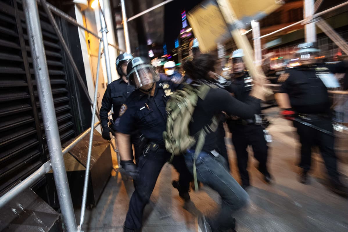 Kuvassa mielenosoittajat kohtaavat poliisin New Yorkissa.