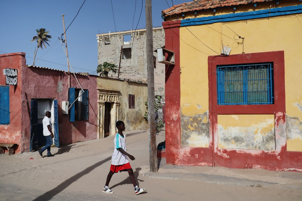 Kuvassa on vanhoja taloja Saint-Louis'ssa Senegalissa.