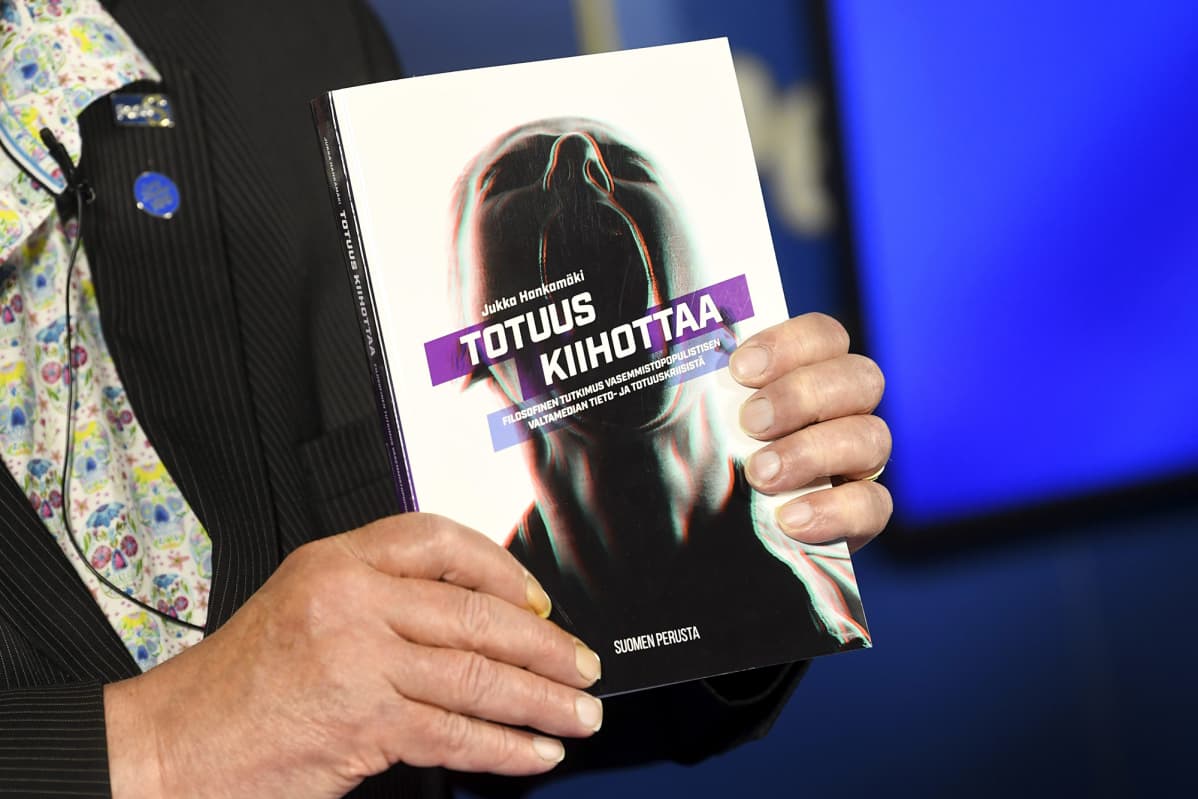 Kuvassa on Totuus kiihottaa -teos.