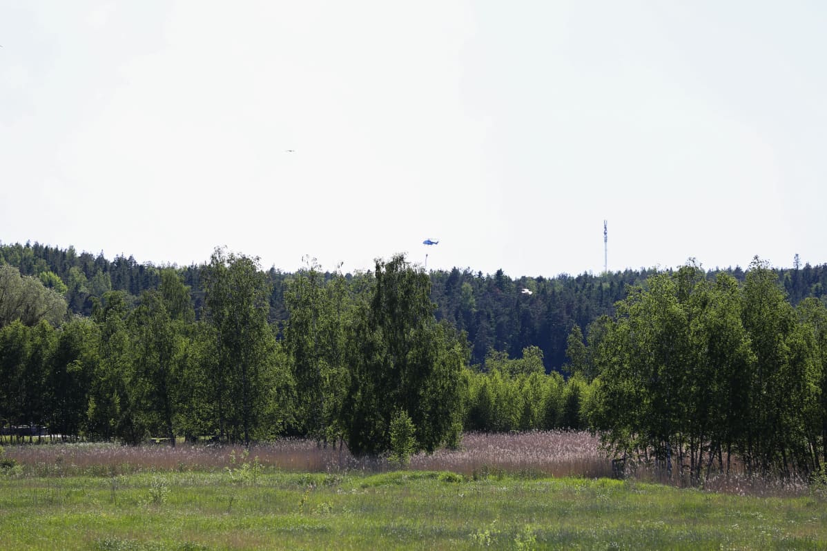 Helikopteri sammuttaa maastopaloa Turun Satavassa.