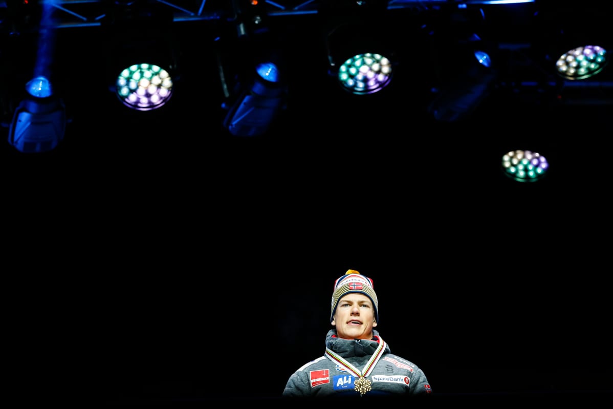 Johannes Hösflot Kläbo palkintokorokkeella Seefeldin MM-kisoissa 2019.