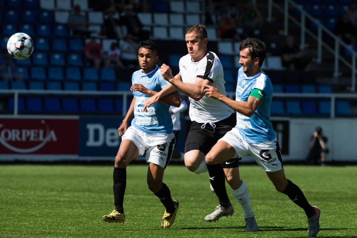 Eero Markkanen palasi Suomeen ja rynnistää nyt FC Hakan paidassa. TPS-legenda Sami Rähmönen (oik.) jatkaa edelleen uraansa.