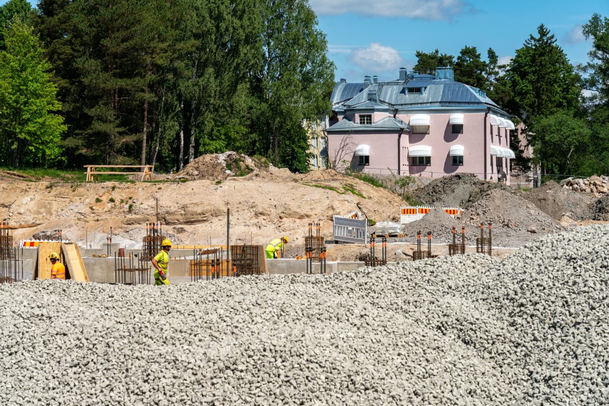 Säteilyturvakeskuksen työmaa Vantaalla, taustalla suojeltu rakennus.