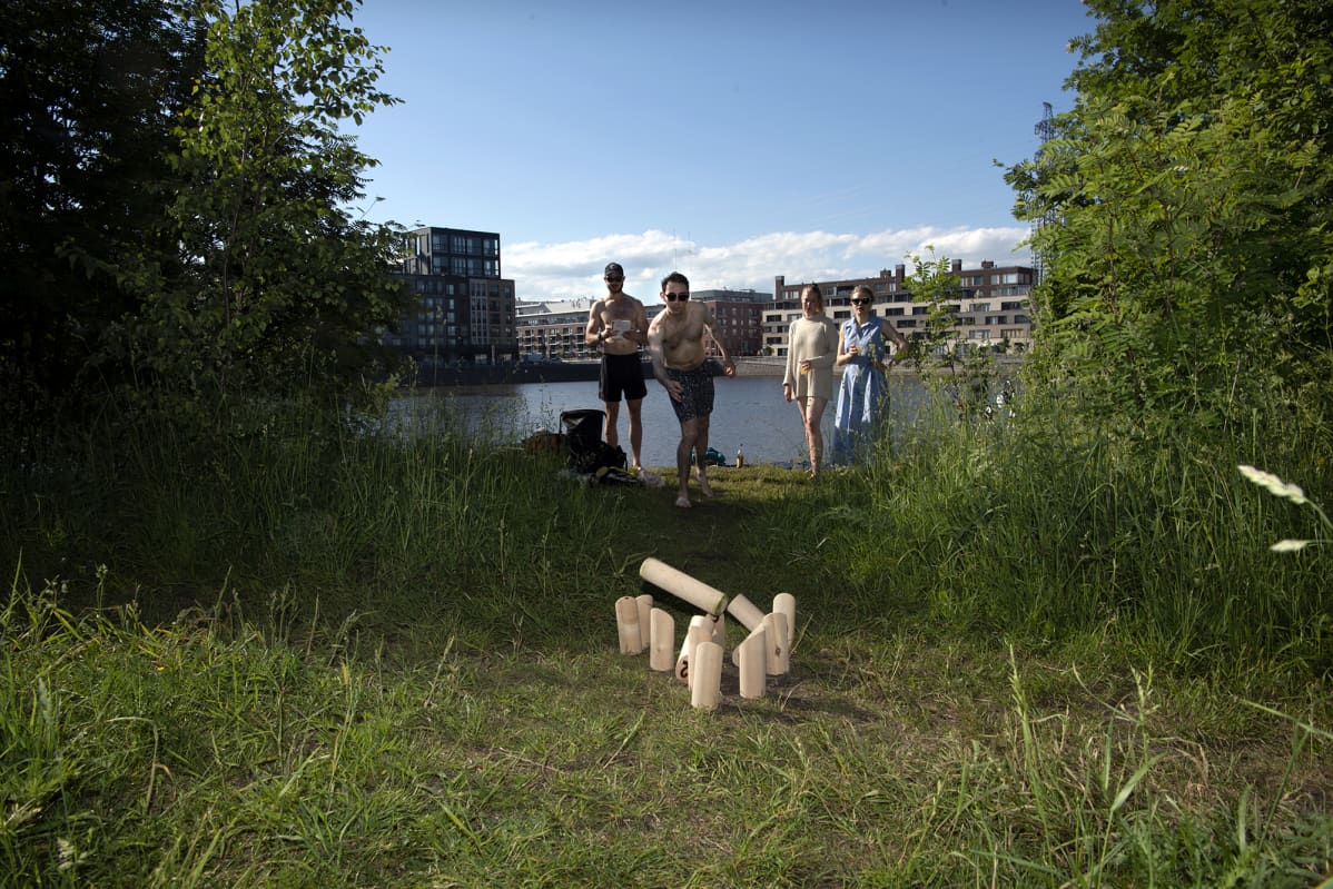 Kaveriporukka pelaa mölkkyä Mustikkamaalla.