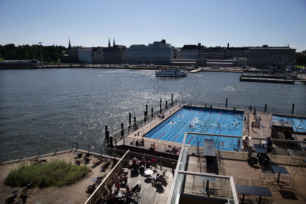 UimareitaAllas Sea Poolin altaassa.