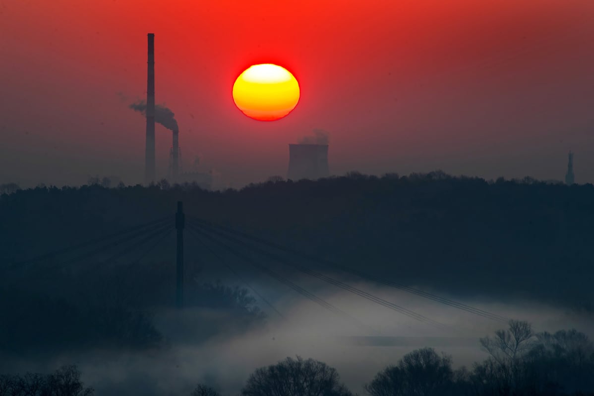 Kuvassa on auringonnousu savusumun peittämässä Puolan Krakovassa.