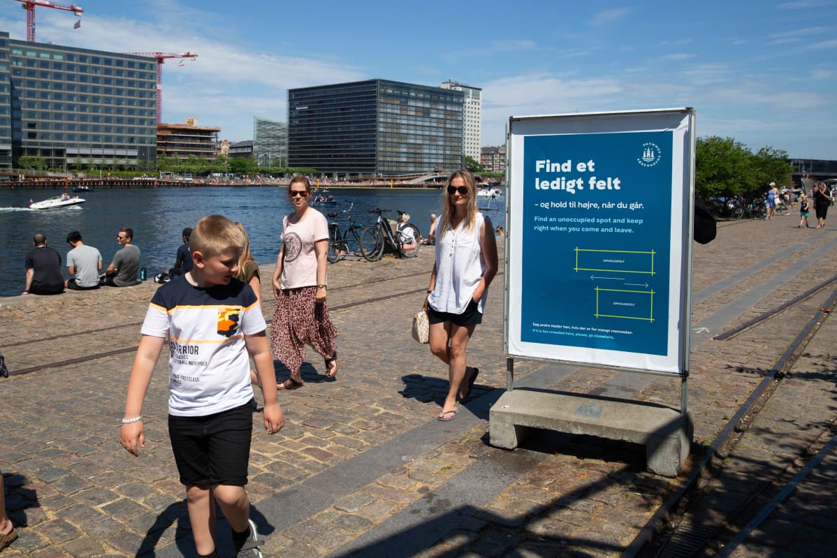 varoituskyltti rannalla