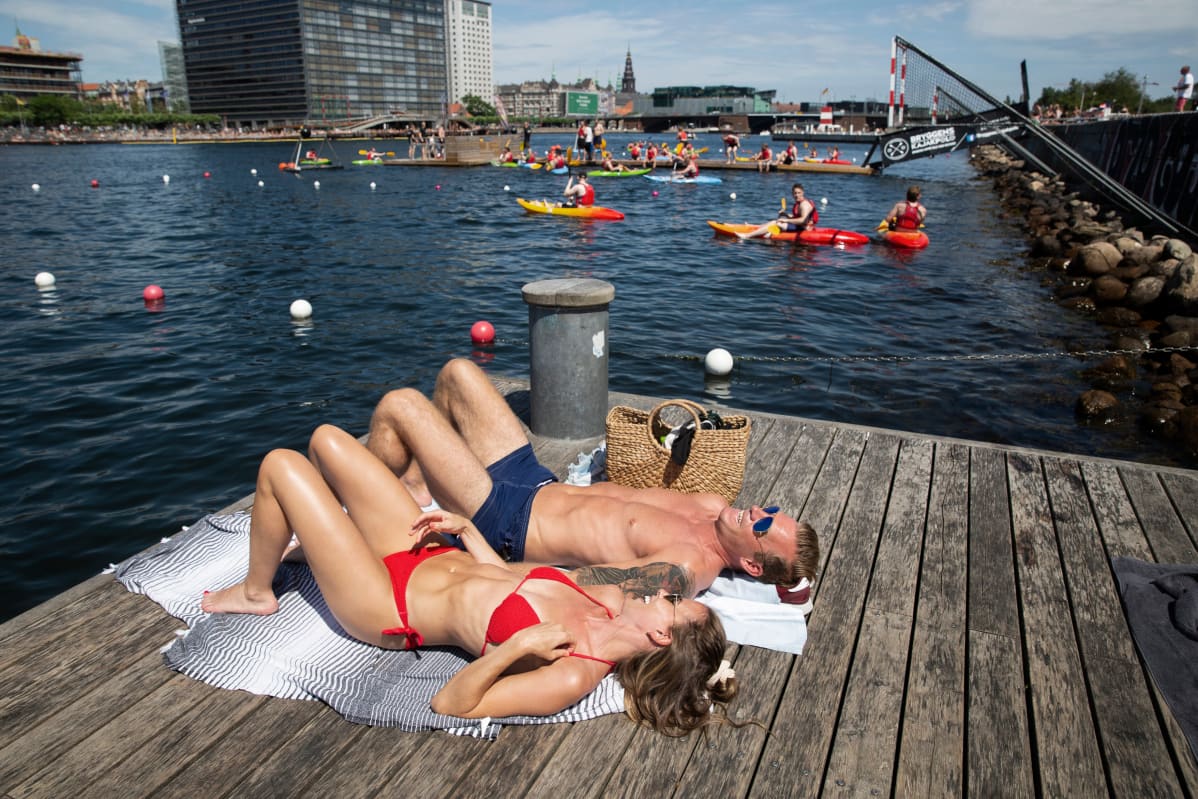 mies ja nainen ottavat aurinkoa