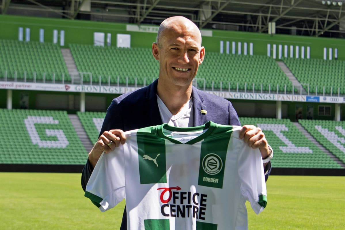 Arjen Robben poseraa Groningenin pelipaidan kanssa kentän laidalla.