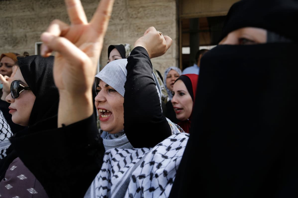 Kuvassa palestiinalaiset naiset osoittavat mieltään huutaen ja näyttäen käsimerkkejä.