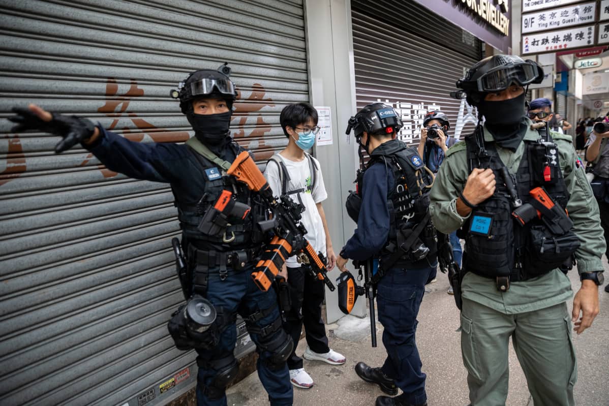 Useita mielenosoittajia otettiin kiinni keskiviikon protesteissa Hongkongissa.
