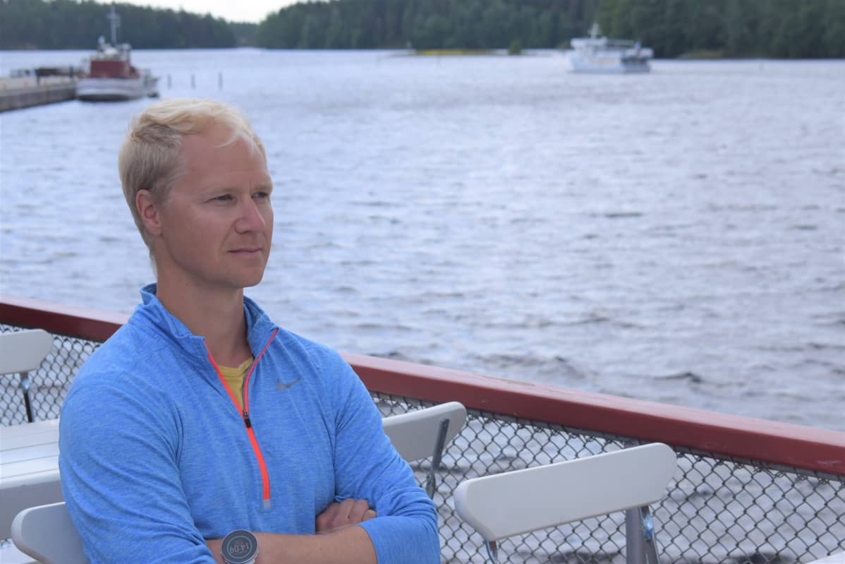 Nuorehko mies istuu laivan kyydissä Savonlinnassa.